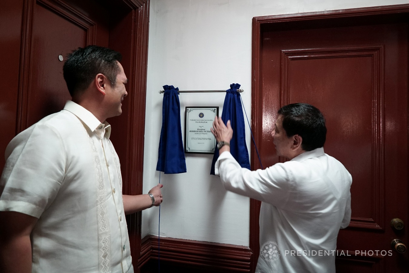 President Rodrigo Roa Duterte and Presidential Communications Secretary Martin Andanar unveil the marker of the newly renovated Malacañang Press Briefing Room (MPBR) during its relaunching at the New Executive Building (NEB) on October 12, 2017. KING RODRIGUEZ/PRESIDENTIAL PHOTO