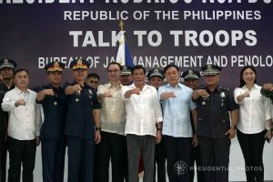 President Rodrigo Roa Duterte does his signature pose with (from left) Special Assistant to the President Christopher Lawrence Go, National Capital Region Police Office Director Oscar Albayalde, Foreign Affairs Secretary Alan Peter Cayetano, Interior and Local Government Acting Secretary Catalino Cuy, Bureau of Jail Management and Penology (BJMP) Chief Deogracias Tapayan, and Taguig City Mayor Maria Laarni Cayetano during his visit to the BJMP at Camp Bagong Diwa in Taguig City on October 18, 2017. KING RODRIGUEZ/PRESIDENTIAL PHOTO