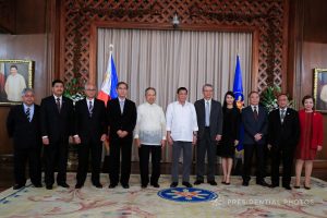 President Rodrigo Roa Duterte poses for a photo with the officers of the ASEAN Law Association (ALA) Governing Council on the sidelines of the Commemorative Session and Concert Program in Malacañan Palace on October 25, 2017. ALBERT ALCAIN/PRESIDENTIAL PHOTO