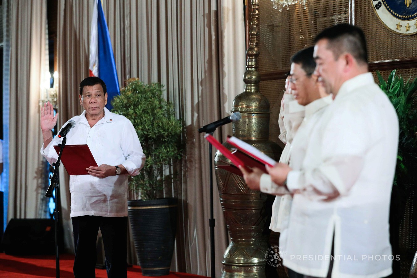 President Rodrigo Roa Duterte administers the oath of office of the newly-appointed officials during a ceremony in Malacañan Palace on November 6, 2017. ACE MORANDANTE/PRESIDENTIAL PHOTO