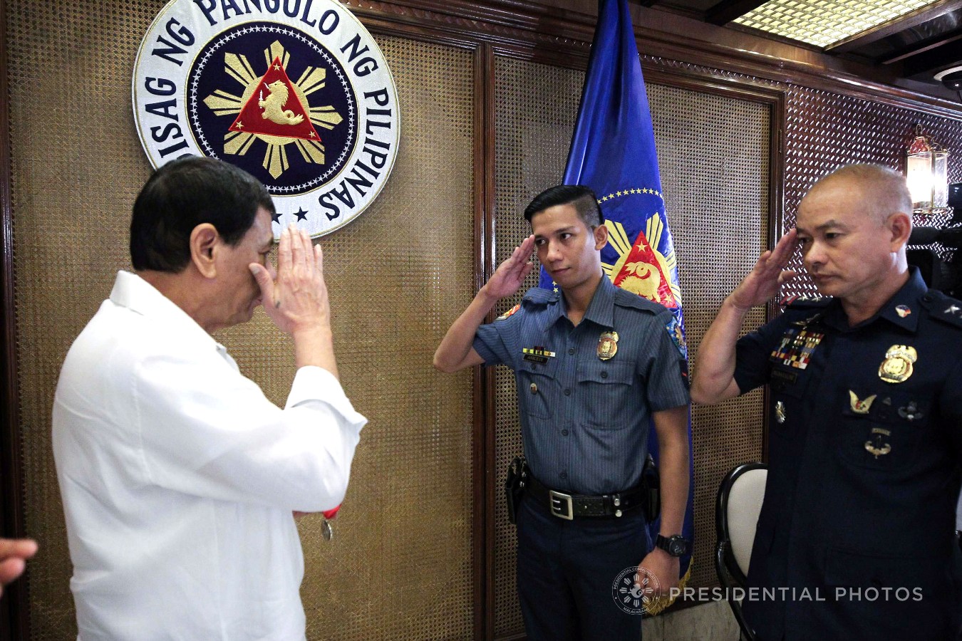 President Rodrigo Roa Duterte salutes to PO1 Ronald Anicete before awarding the Order of Lapu-Lapu, Kampilan Medal on the sidelines of the Joint Armed Forces of the Philippines (AFP)-Philippine National Police (PNP) Command Conference in Malacañan Palace on November 6, 2017. Anicete was stabbed by a man who resisted arrest in Caloocan City sometime in September. Also in the photo is National Captial Region Police Office Direcor Oscar Albayalde. ACE MORANDANTE/PRESIDENTIAL PHOTO