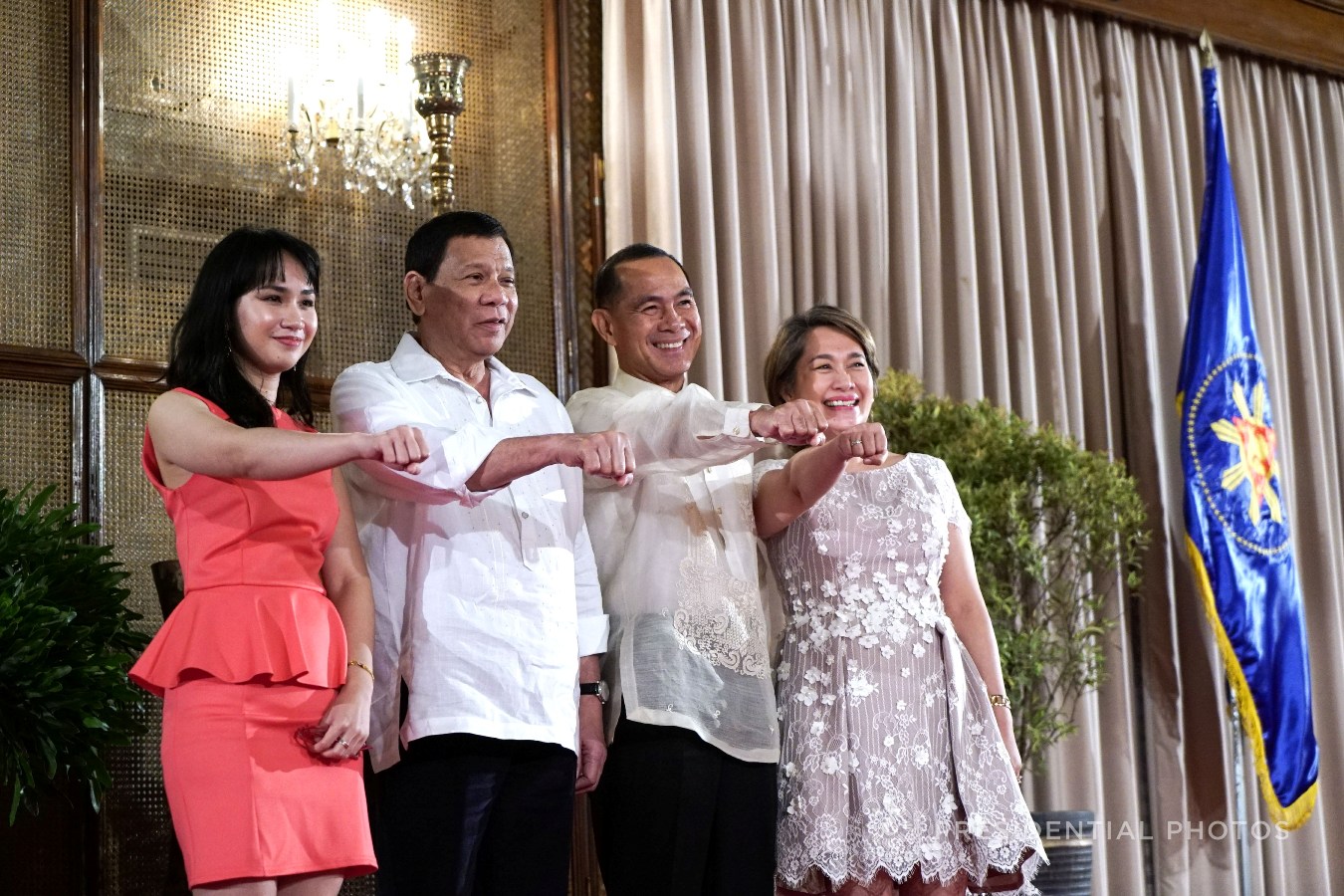 President Rodrigo Roa Duterte flashes his signature pose with Defense Undersecretary Reynaldo Mapagu and his family following the oath-taking ceremony in Malacañan Palace on November 6, 2017. KING RODRIGUEZ/PRESIDENTIAL PHOTO