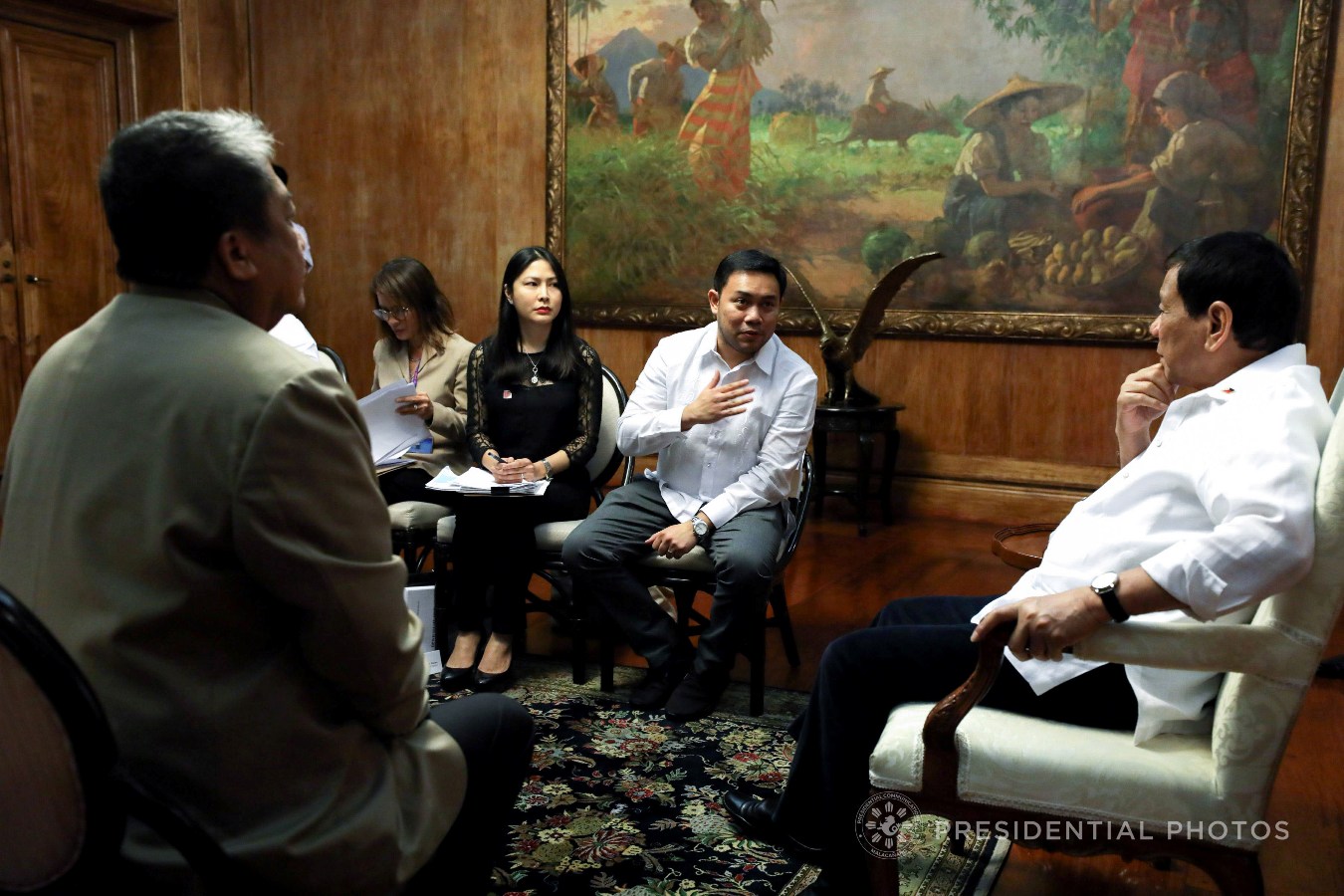 President Rodrigo Roa Duterte holds a meeting with the officials of the Department of Transportation led by Secretary Arthur Tugade, the Metro Manila Development Authority led by its Chairman Danilo Lim, and the Department of Public Works and Highways led by Secretary Mark Villar in Malacañan Palace on November 6, 2017. KARL NORMAN ALONZO/PRESIDENTIAL PHOTO