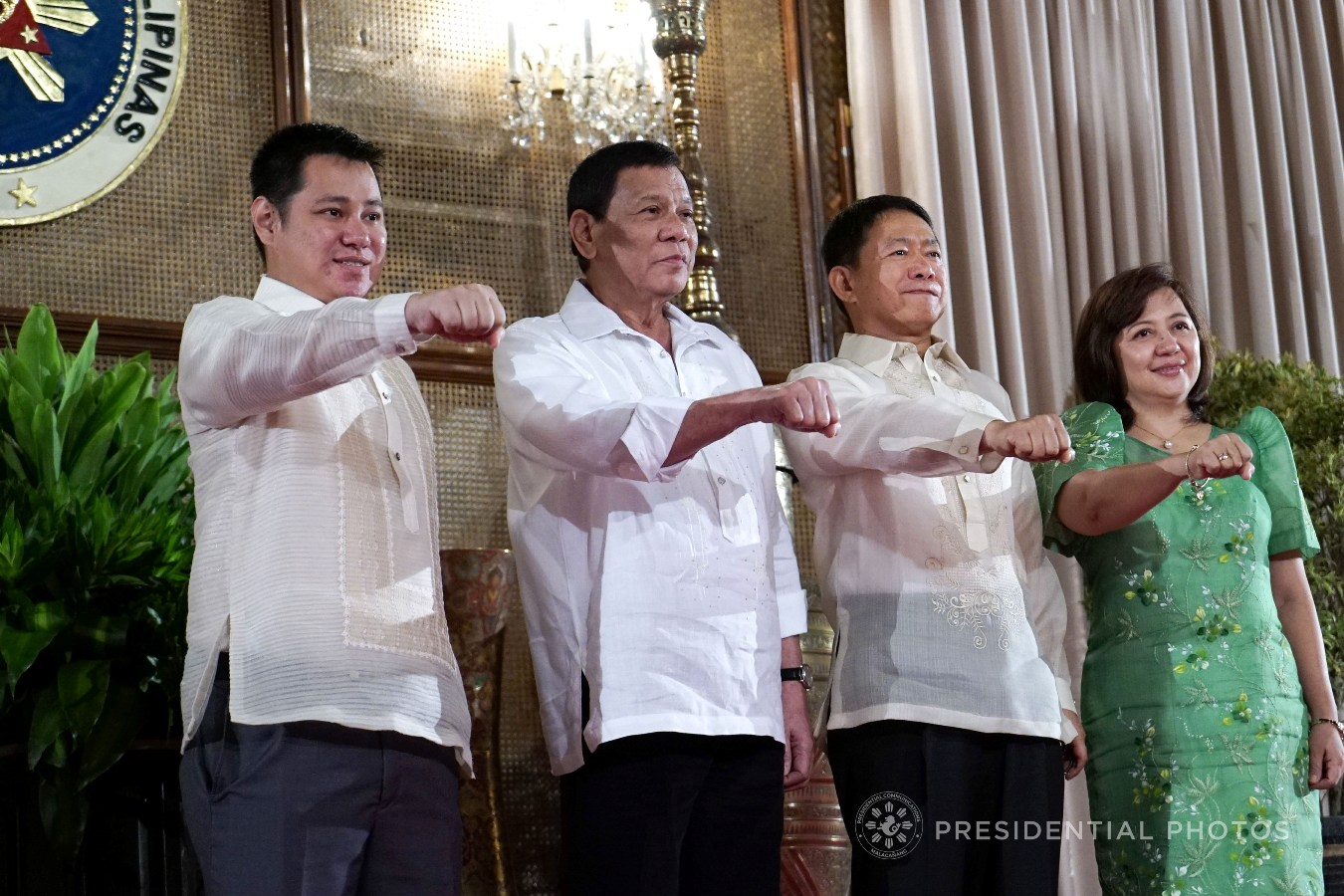 President Rodrigo Roa Duterte flashes his signature pose with Interior and Local Government Undersecretary Eduardo Año and his family following the oath-taking ceremony in Malacañan Palace on November 6, 2017. KING RODRIGUEZ/PRESIDENTIAL PHOTO
