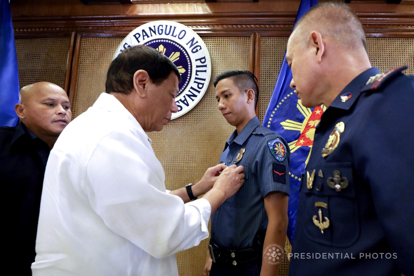 President Rodrigo Roa Duterte confers the Order of Lapu-Lapu, Kampilan Medal to PO1 Ronald Anicete on the sidelines of the Joint Armed Forces of the Philippines (AFP)-Philippine National Police (PNP) Command Conference in Malacañan Palace on November 6, 2017. Anicete was stabbed by a man who resisted arrest in Caloocan City sometime in September. Also in the photo are PNP Director General Ronald dela Rosa and National Captial Region Police Office Direcor Oscar Albayalde. KARL NORMAN ALONZO/PRESIDENTIAL PHOTO