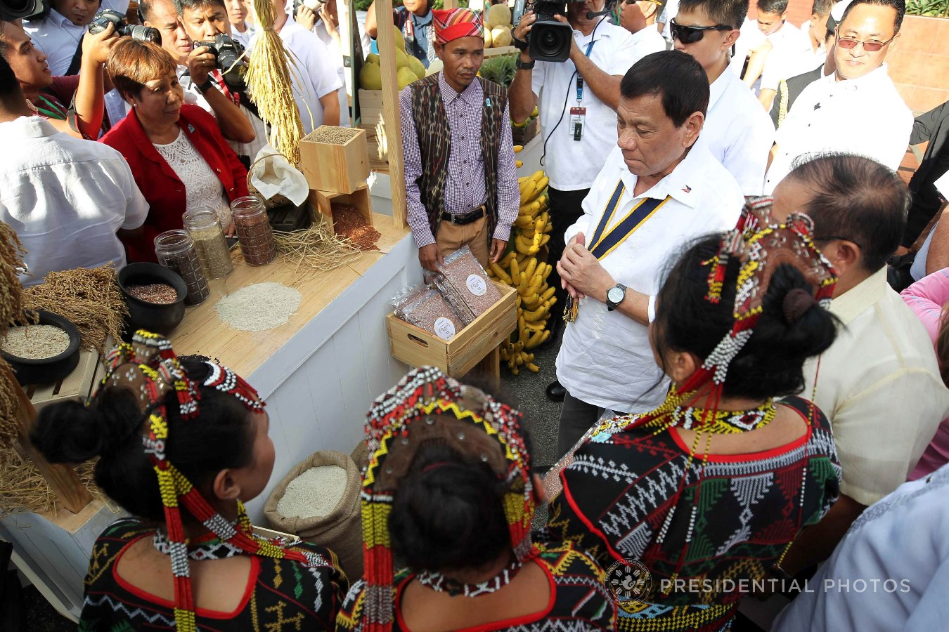 President Rodrigo Roa Duterte visits one of the TienDA Farmers' booths during the launching of the Karne, Isda Supply Suporta sa Masa at Ekonomiya (KISS ME) Project at Fort Andres Bonifacio in Taguig City on November 7, 2017. ACE MORANDANTE/PRESIDENTIAL PHOTO