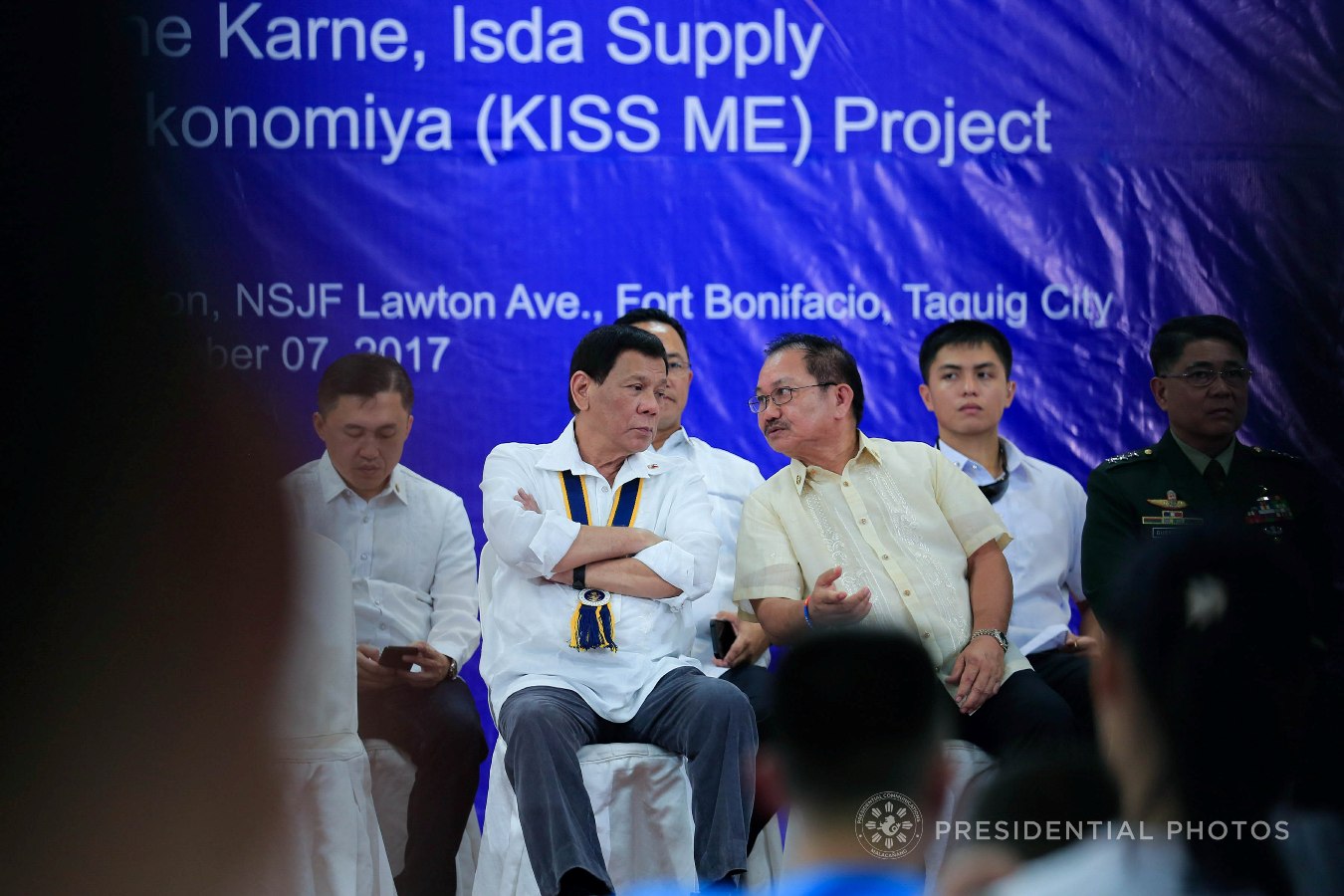 President Rodrigo Roa Duterte chats with Agriculture Secretary Emmanuel Piñol on the sidelines of the Karne, Isda Supply Suporta sa Masa at Ekonomiya (KISS ME) Project launching at Fort Andres Bonifacio in Taguig City on November 7, 2017. MARCELINO PASCUA/PRESIDENTIAL PHOTO