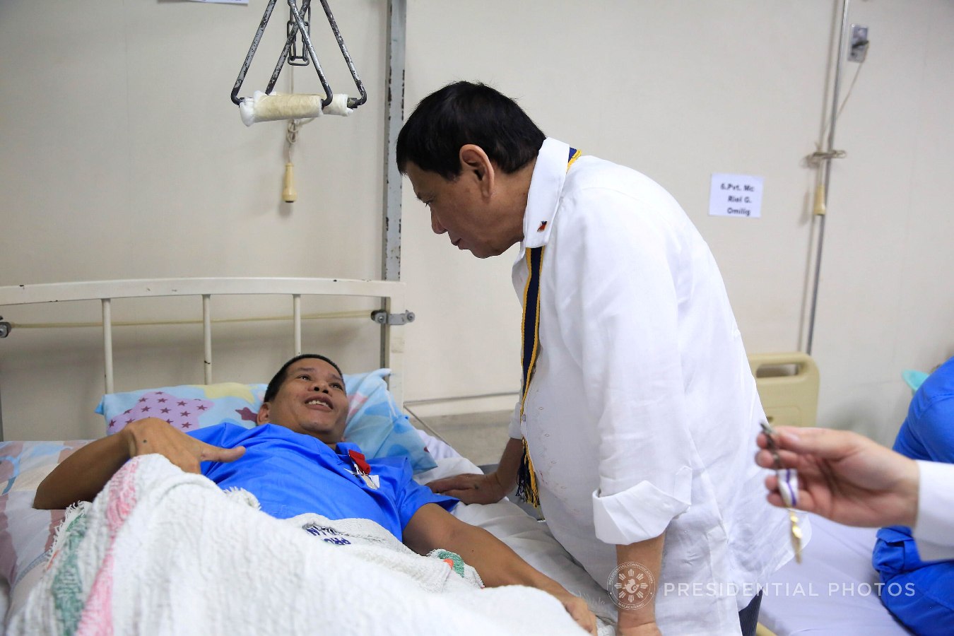 President Rodrigo Roa Duterte chats with TSgt. Rolly Magalona who was awarded with the Order of Lapu-Lapu Kampilan Medal during the President's visit to the wounded troopers at the Manila Naval Hospital in Fort Andres Bonifacio, Taguig City on November 7, 2017. ALBERT ALCAIN/PRESIDENTIAL PHOTO