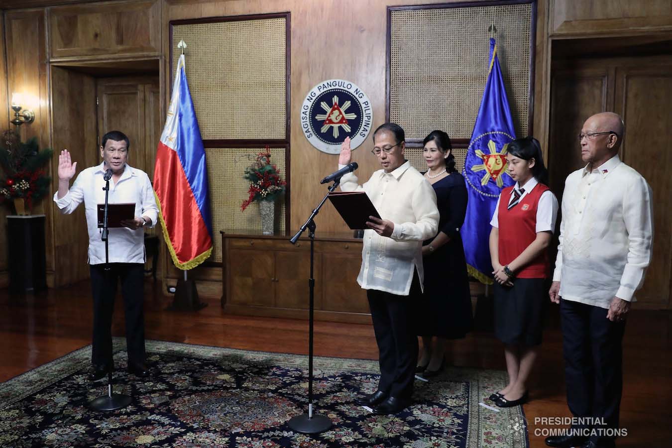 President Rodrigo Roa Duterte administers the oath of office to newly-appointed Presidential Adviser on the Peace Process Carlito Galvez Jr. during a ceremony held at the Malacañan Palace on January 7, 2019. Witnessing the event are Galvez' wife Marissa, their daughter Mary Frances, and Defense Secretary Delfin Lorenzana. ACE MORANDANTE/PRESIDENTIAL PHOTO