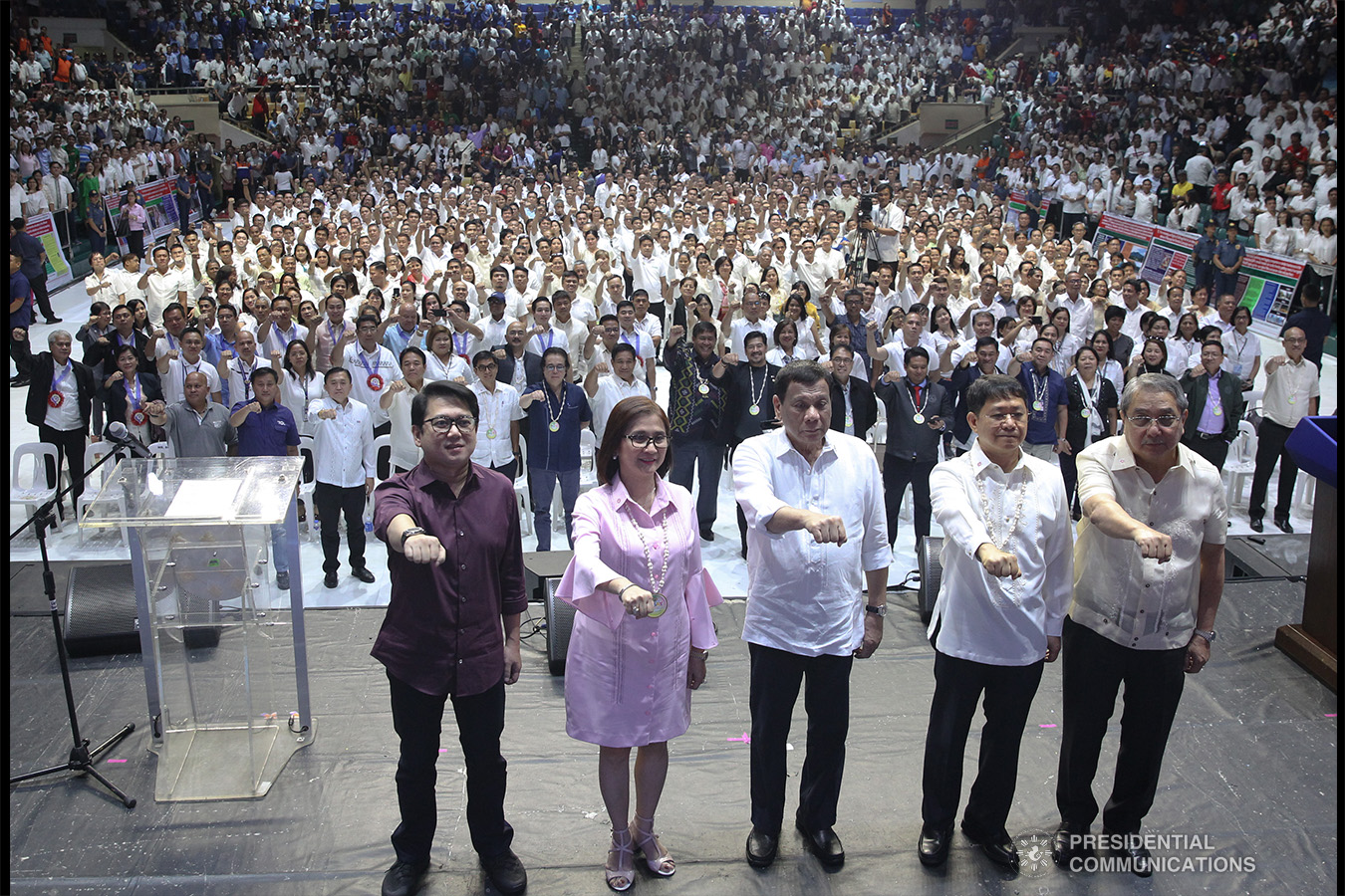 President Rodrigo Roa Duterte strikes his signature pose with Interior and Local Government Secretary Eduardo Año, together with Quezon City Mayor Herbert Bautista, Pasay City Lone District Representative Imelda Calixto-Rubiano, Pasay City Mayor Antonino Calixto, and barangay officials from the different barangays in Metro Manila during the Barangay Summit on Peace and Order held at the Cuneta Astrodome in Pasay City on January 8, 2019. ARCEL VALDERRAMA/PRESIDENTIAL PHOTO