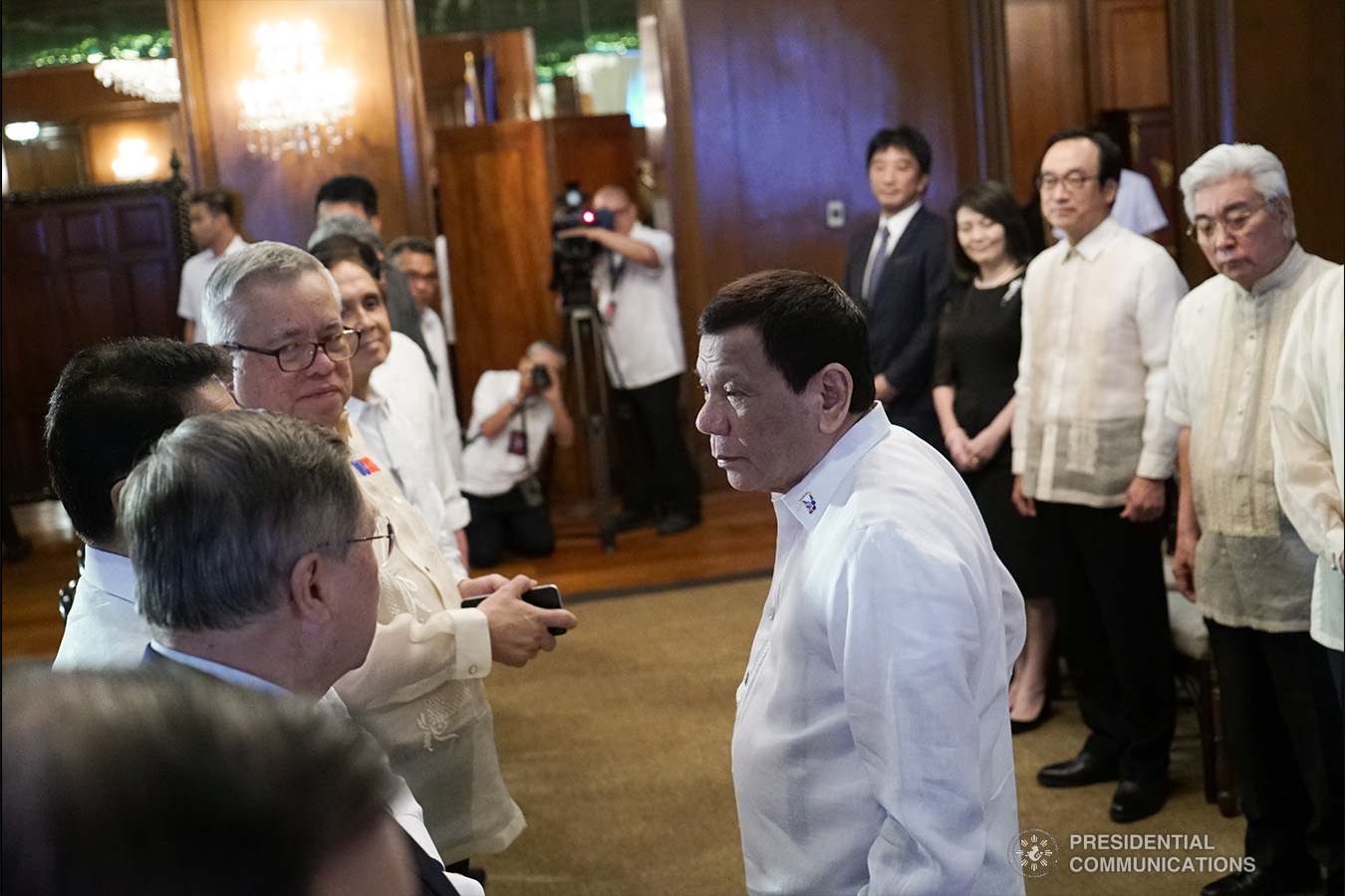 President Rodrigo Roa Duterte confers with members of his cabinet during the courtesy call of Japan House of Councillors President Chuichi Date, at the Malacañan Palace on January 8, 2018. KING RODRIGUEZ/PRESIDENTIAL PHOTO