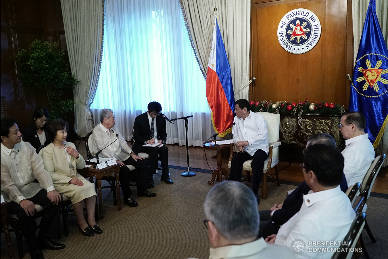 President Rodrigo Roa Duterte engages in a conversation with Japan House of Councillors President Chuichi Date who paid a courtesy call on the President at the Malacañan Palace on January 8, 2018. KING RODRIGUEZ/PRESIDENTIAL PHOTO