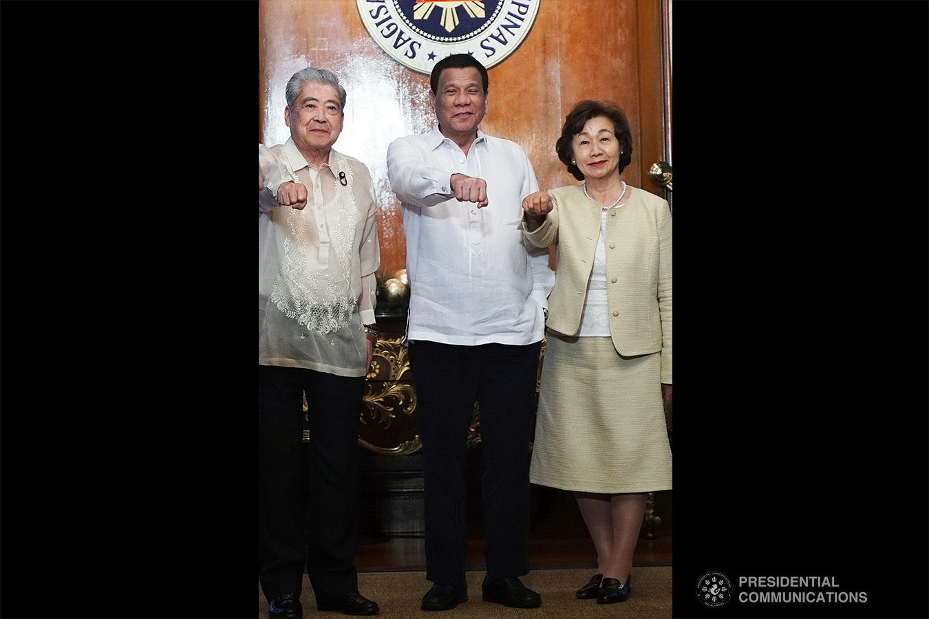 President Rodrigo Roa Duterte strikes his signature pose with Japan House of Councillors President Chuichi Date and his spouse Yuko during their courtesy call on the President at the Malacañan Palace on January 8, 2018. RENE LUMAWAG/PRESIDENTIAL PHOTO