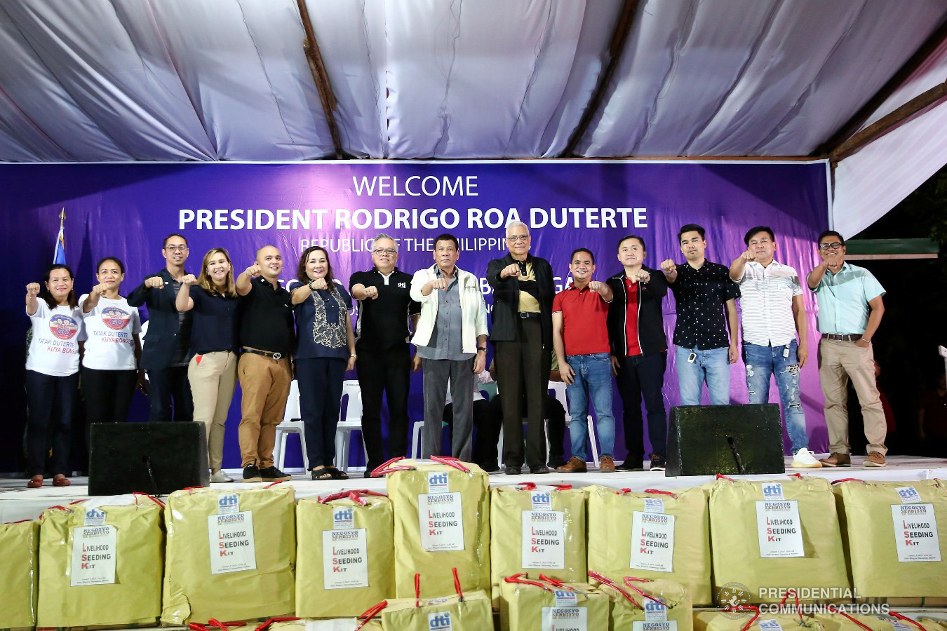 President Rodrigo Roa Duterte flashes his signature pose with Trade and Industry Secretary Ramon Lopez, the local officials of Masbate and other guests during the Negosyo Serbisyo sa Barangay held at the Patio Milagros Minitel and Resort in Dimasalang, Masbate on January 9, 2019. VALERIE ESCALERA/PRESIDENTIAL PHOTO