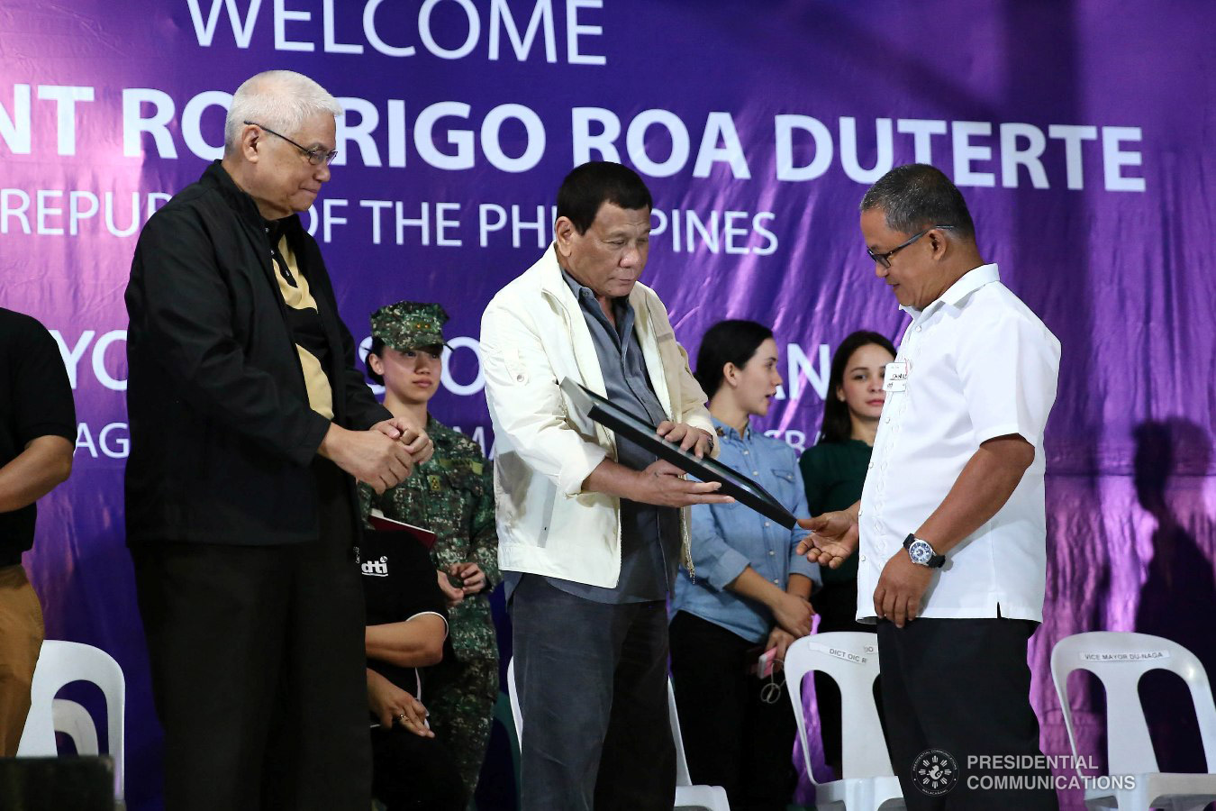 President Rodrigo Roa Duterte hands over the marker for the Department of Information and Communications Technology (DICT) Tech4ED Center to a school official from one of the recipient schools in Masbate, during the Negosyo Serbisyo sa Barangay held at the Patio Milagros Minitel and Resort in Dimasalang, Masbate on January 9, 2019. VALERIE ESCALERA/PRESIDENTIAL PHOTO