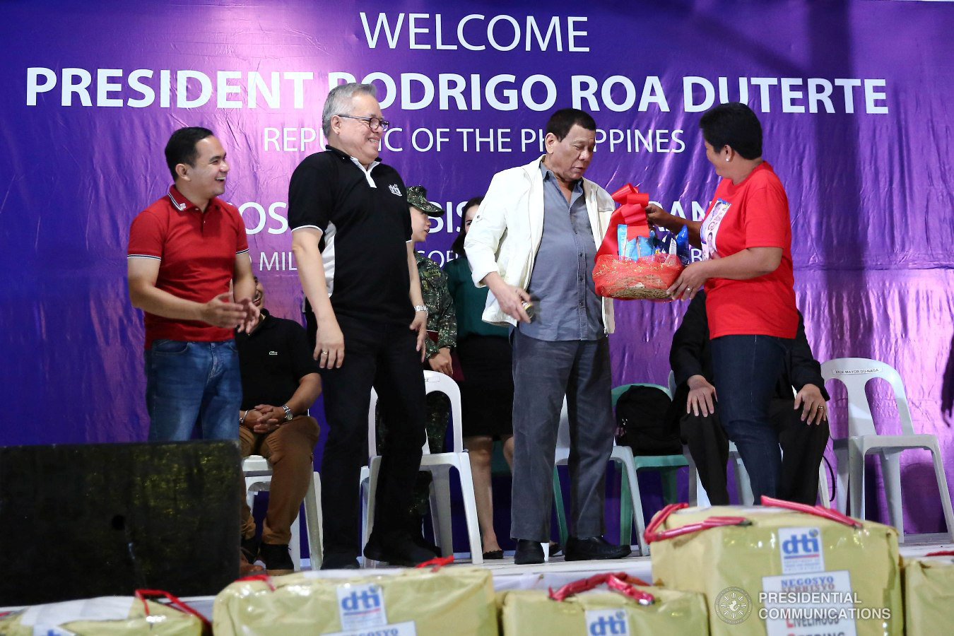 President Rodrigo Roa Duterte leads the distribution of livelihood packages to beneficiaries during the Negosyo Serbisyo sa Barangay held at the Patio Milagros Minitel and Resort in Dimasalang, Masbate on January 9, 2019. Assisting the President is Trade and Industry Secretary Ramon Lopez. VALERIE ESCALERA/PRESIDENTIAL PHOTO