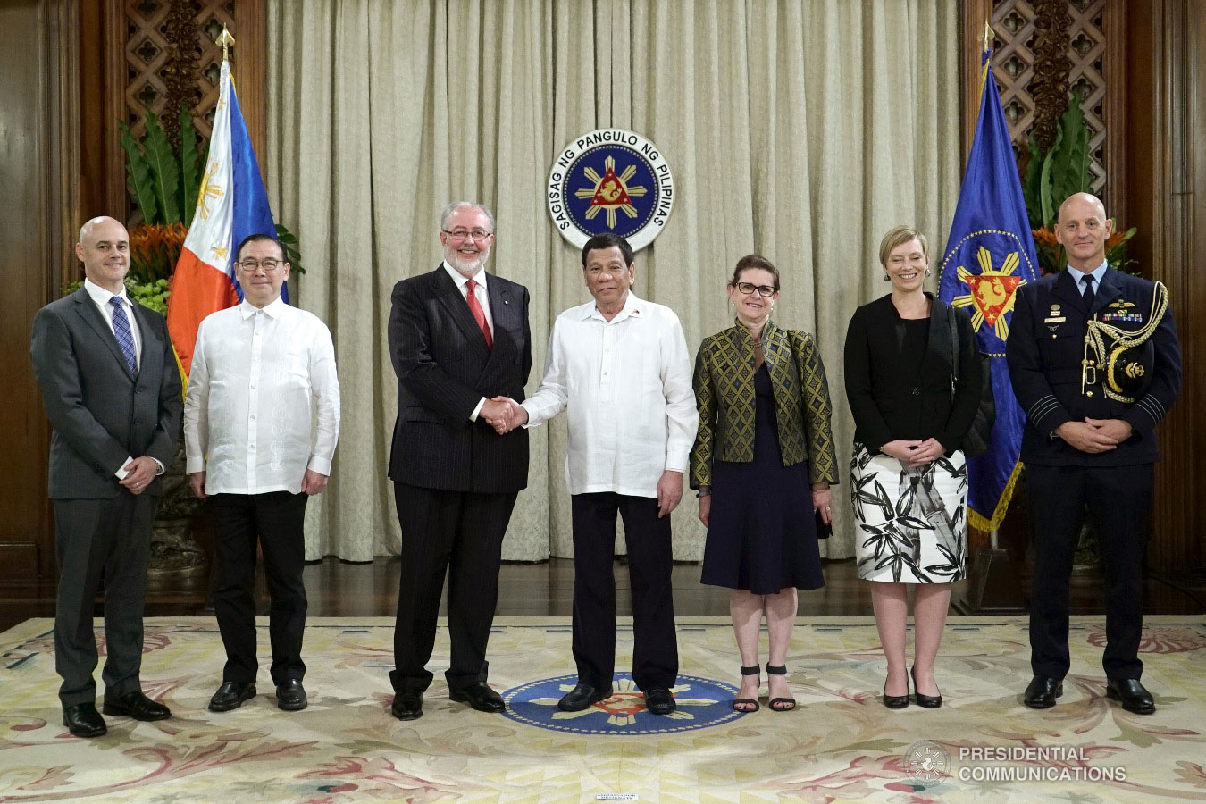 President Rodrigo Roa Duterte takes a picture for posterity with Ambassador-designate of The Commonwealth of Australia to the Philippines Steven James Robinson after the latter presented his credentials to the President at the Malacañan Palace on January 15, 2019. Joining the President is Mr. Mathieson Kimberley, Chargé d'affaires for the Embassy of The Commonwealth of Australia, Foreign Affairs Secretary Teodoro Locsin Jr., Mrs. Rhonda Robinson, Ms. Clare Duffield, Counsellor for Political and Public Affairs for the Embassy of The Commonwealth of Australia, and Captain Ian Goold, CSC - Defense Attaché for the Embassy of the Commonwealth of Australia.  KING RODRIGUEZ/PRESIDENTIAL PHOTO