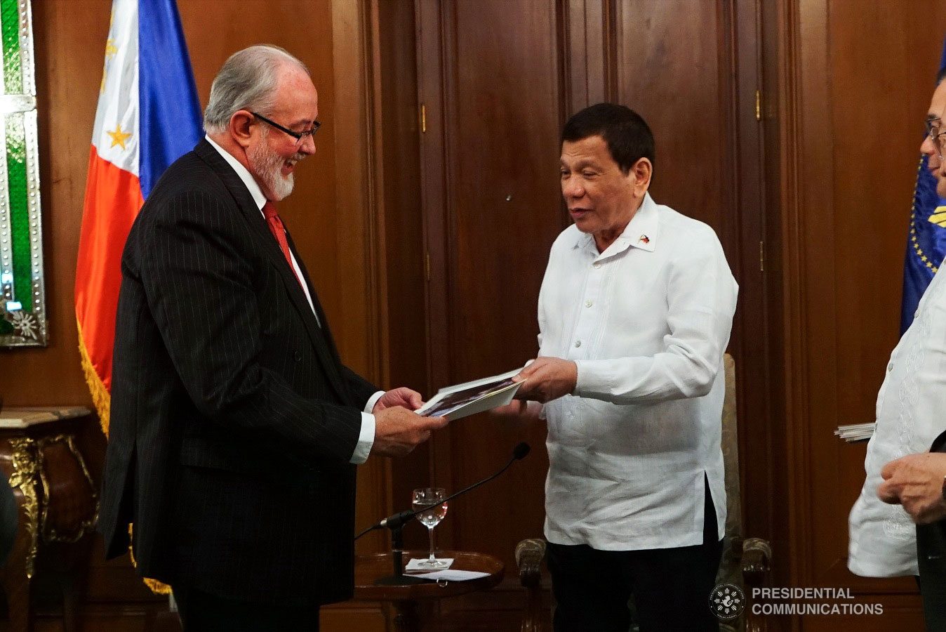 President Rodrigo Roa Duterte hands over a souvenir to Ambassador-designate of Australia to the Philippines Steven James Robinson after the latter presented his credentials to the President at the Malacañan Palace on January 15, 2019. RENE LUMAWAG/PRESIDENTIAL PHOTO