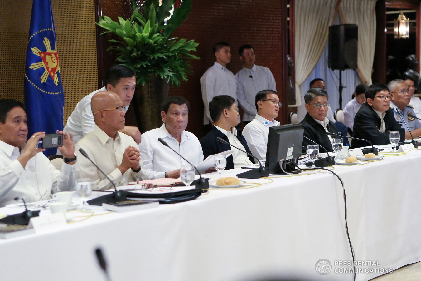 President Rodrigo Roa Duterte confers with Philippine National Police Director General Oscar Albayalde along with the witness of the Batocabe Murder Case, at the sidelines of the  Joint Armed Forces of the Philippines-Philippine National Police (AFP-PNP) Command Conference at the Malacañan Palace on January 15, 2019. ALBERT ALCAIN/PRESIDENTIAL PHOTO