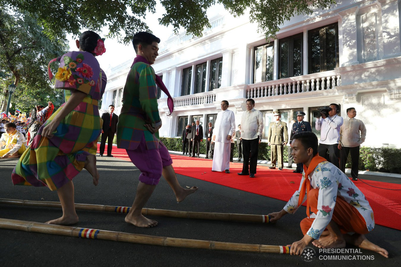 President Rodrigo Roa Duterte and Democratic Socialist Republic of Sri Lanka President Maithripala Sirisena pause to admire a group of cultural performers during the welcome ceremony for the Sri Lankan President at the Malacañan Palace on January 16, 2019. TOTO LOZANO/PRESIDENTIAL PHOTO