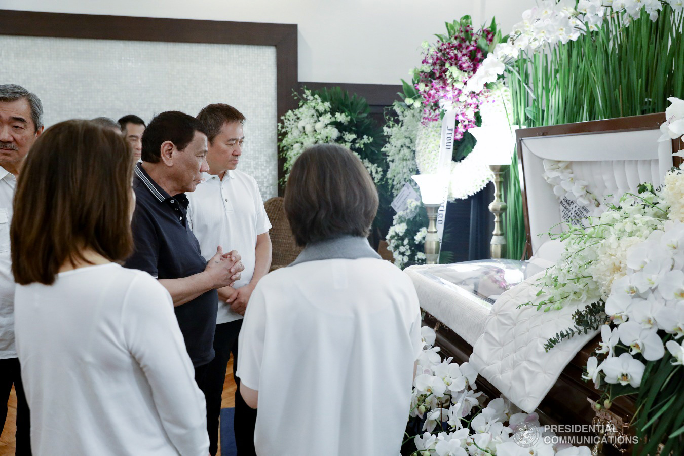President Rodrigo Roa Duterte condoles with the family of Henry Sy as he pays his last respects to the late Chinese-Filipino business magnate, investor, and philanthropist at the Heritage Memorial Park in Taguig City on January 20, 2019. ACE MORANDANTE/ PRESIDENTIAL PHOTO