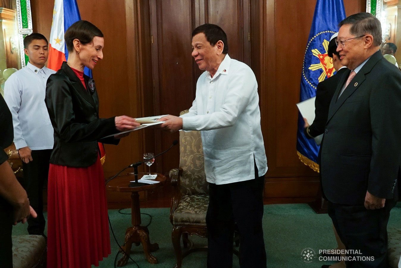President Rodrigo Roa Duterte hands over a souvenir to Ambassador-designate of The Czech Republic to the Philippines Jana Sediva after the latter presented her credentials to the President at the Malacañan Palace on January 15, 2019. Also in the photo is Finance Secretary Carlos Dominguez III. RENE LUMAWAG/PRESIDENTIAL PHOTO
