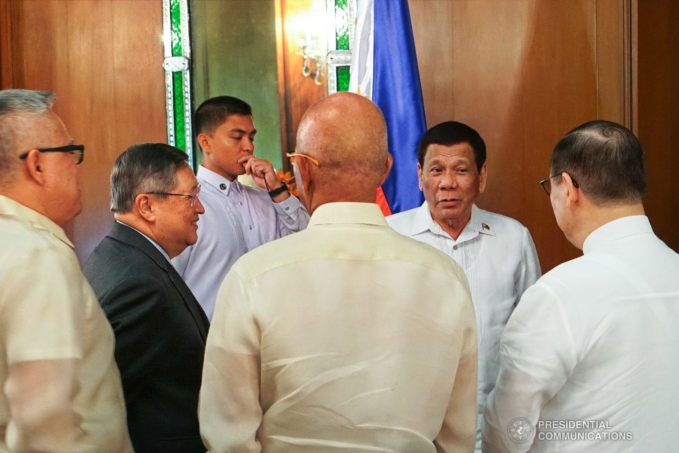 President Rodrigo Roa Duterte gets into a huddle with some members of his cabinet at the sidelines of the presentation of credentials of the Ambassadors-designate of The Czech Republic and The Commonwealth of Australia at the Malacañan Palace on January 15, 2019. RENE LUMAWAG/PRESIDENTIAL PHOTO