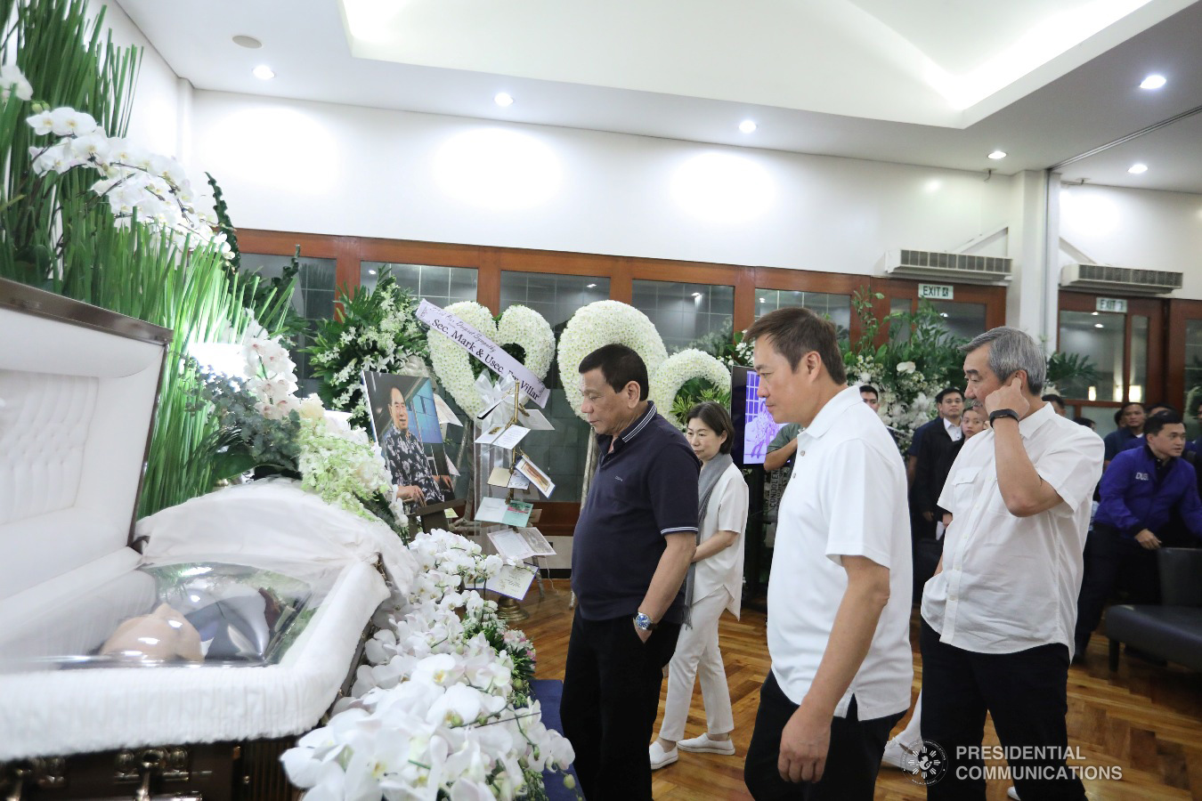 President Rodrigo Roa Duterte pays his last respects to Henry Sy during his visit to the wake of the late Chinese-Filipino business magnate, investor, and philanthropist at the Heritage Memorial Park in Taguig City on January 20, 2019. VALERIE ESCALERA/ PRESIDENTIAL PHOTO