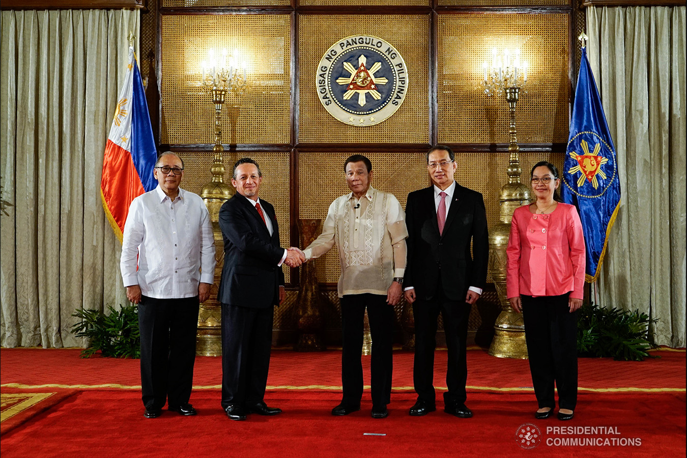 President Rodrigo Roa Duterte poses for posterity with Non-resident Ambassador Designate of the Republic of Peru Fernando Julio Antonio Campos Quiros after the latter presented his credentials to the President during a ceremony at the Malacañan Palace on January 21, 2019. Joining the President is Foreign Affairs Undersecretary Ernesto Abella. KING RODRIGUEZ/PRESIDENTIAL PHOTO