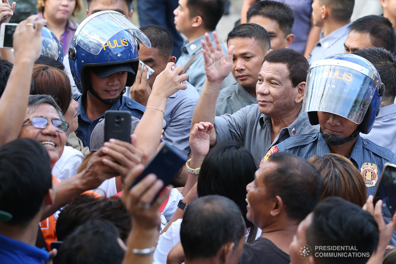 President Rodrigo Roa Duterte acknowledges the cheers of his supporters at the sidelines of the annual assembly of the Provincial Union of Leaders Against Illegality (PULI) at the Quezon Convention Center in Lucena City, province of Quezon on January 22, 2019. TOTO LOZANO/PRESIDENTIAL PHOTO
