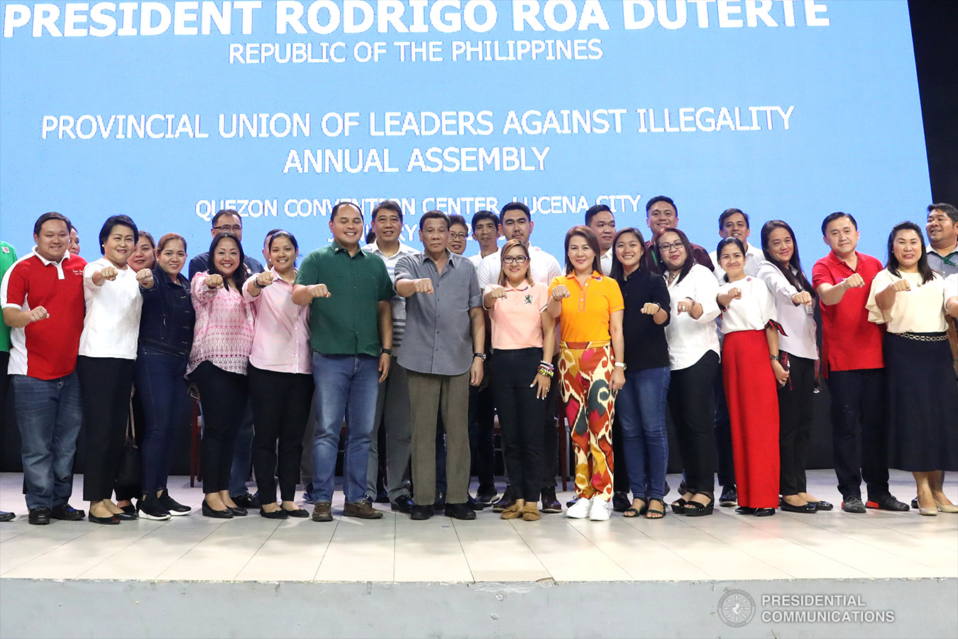 President Rodrigo Roa Duterte strikes his signature pose with Quezon Governor David Suarez and other distinguished guests during the annual assembly of the Provincial Union of Leaders Against Illegality (PULI) at the Quezon Convention Center in Lucena City, province of Quezon on January 22, 2019. ACE MORANDANTE/PRESIDENTIAL PHOTO