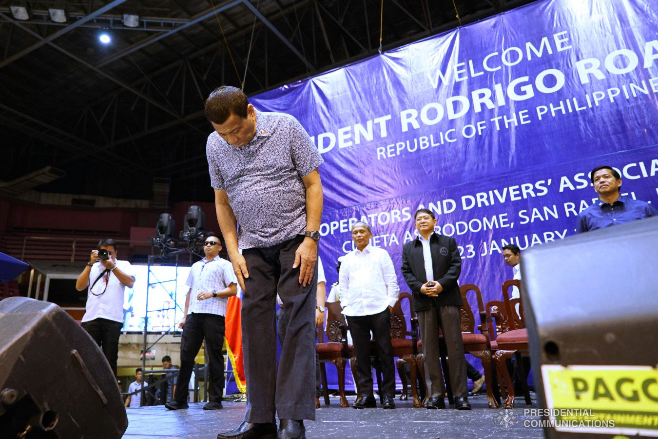 President Rodrigo Roa Duterte bows before the attendees of the Tricycle Operators and Drivers’ Association (TODA) Summit at the Cuneta Astrodome in Pasay City on January 23, 2019. Also in the photo are Energy Secretary Alfonso Cusi, Interior and Local Government Secretary Eduardo Año, and Social and Welfare Development Secretary Rolando Bautista. KING RODRIGUEZ/PRESIDENTIAL PHOTO
