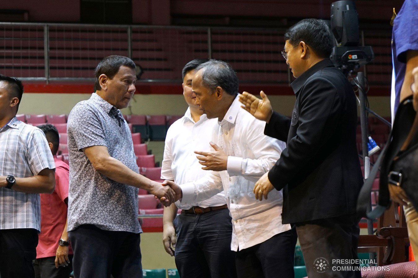 President Rodrigo Roa Duterte shakes the hand of Energy Secretary Alfonso Cusi during the Tricycle Operators and Drivers’ Association (TODA) Summit at the Cuneta Astrodome in Pasay City on January 23, 2019. Also in the photo is Interior and Local Government Secretary Eduardo Año. KING RODRIGUEZ/PRESIDENTIAL PHOTO