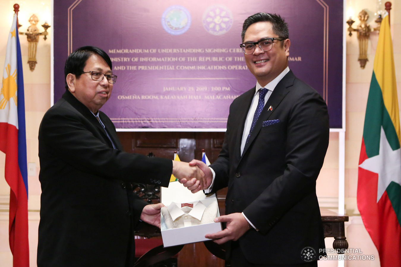 Presidential Communications Operations Office (PCOO) Secretary Martin Andanar hands over a token to Myanmar Minister of Information Pe Myint following the   signing of the Memorandum of Understanding at the Kalayaan Hall in Malacañang on January 25, 2019. ALBERT ALCAIN/PRESIDENTIAL PHOTO