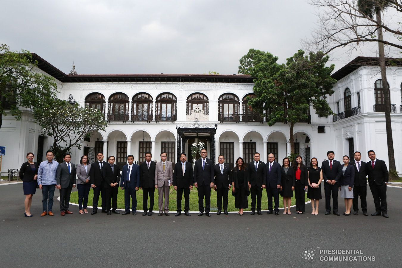 Presidential Communications Operations Office (PCOO) Secretary Martin Andanar and other officials of the PCOO pose for posterity with Myanmar Minister of  Information Pe Myint and the members of his delegation outside the Kalayaan Hall in Malacañang prior to the signing of the Memorandum of Understanding on  January 25, 2019. ALBERT ALCAIN/PRESIDENTIAL PHOTO