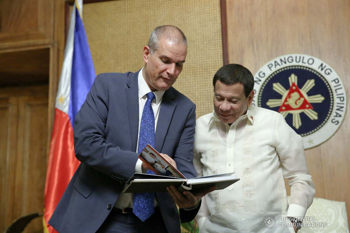President Rodrigo Roa Duterte takes time to appreciate the token presented by Ambassador of Israel to the Philippines Rafael Harpaz who paid a courtesy call on the President at the Malacañan Palace on January 31, 2019. ALBERT ALCAIN/PRESIDENTIAL PHOTO