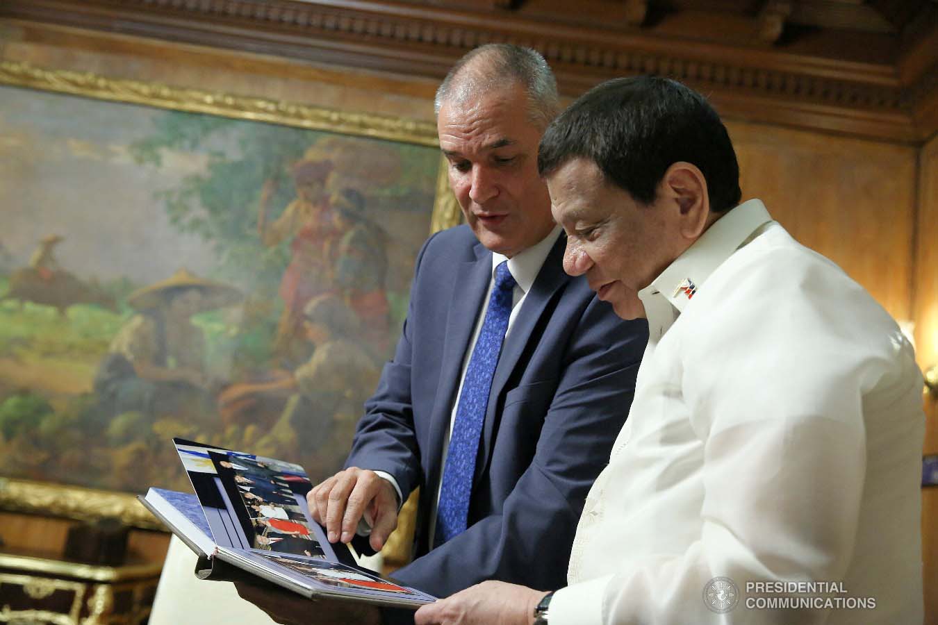 President Rodrigo Roa Duterte takes time to appreciate the token presented by Ambassador of Israel to the Philippines Rafael Harpaz who paid a courtesy call on the President at the Malacañan Palace on January 31, 2019. ALBERT ALCAIN/PRESIDENTIAL PHOTO