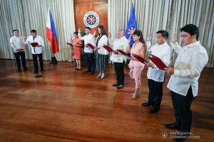 President Rodrigo Roa Duterte administers the oath to the newly elected senators from the Hugpong ng Pagbabago during a ceremony at the Malacañan Palace on June 25, 2019. With the President is Senator-elect Christopher Lawrence "Bong" Go. SIMEON CELI JR./PRESIDENTIAL PHOTO