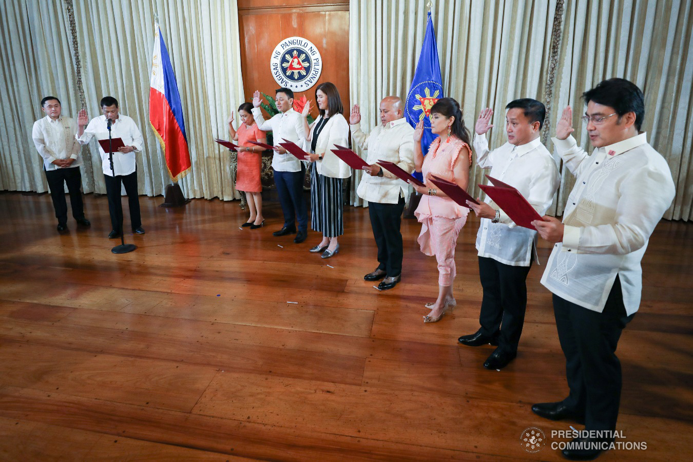 President Rodrigo Roa Duterte administers the oath to the newly elected senators from the Hugpong ng Pagbabago during a ceremony at the Malacañan Palace on June 25, 2019. With the President is Senator-elect Christopher Lawrence "Bong" Go. SIMEON CELI JR./PRESIDENTIAL PHOTO