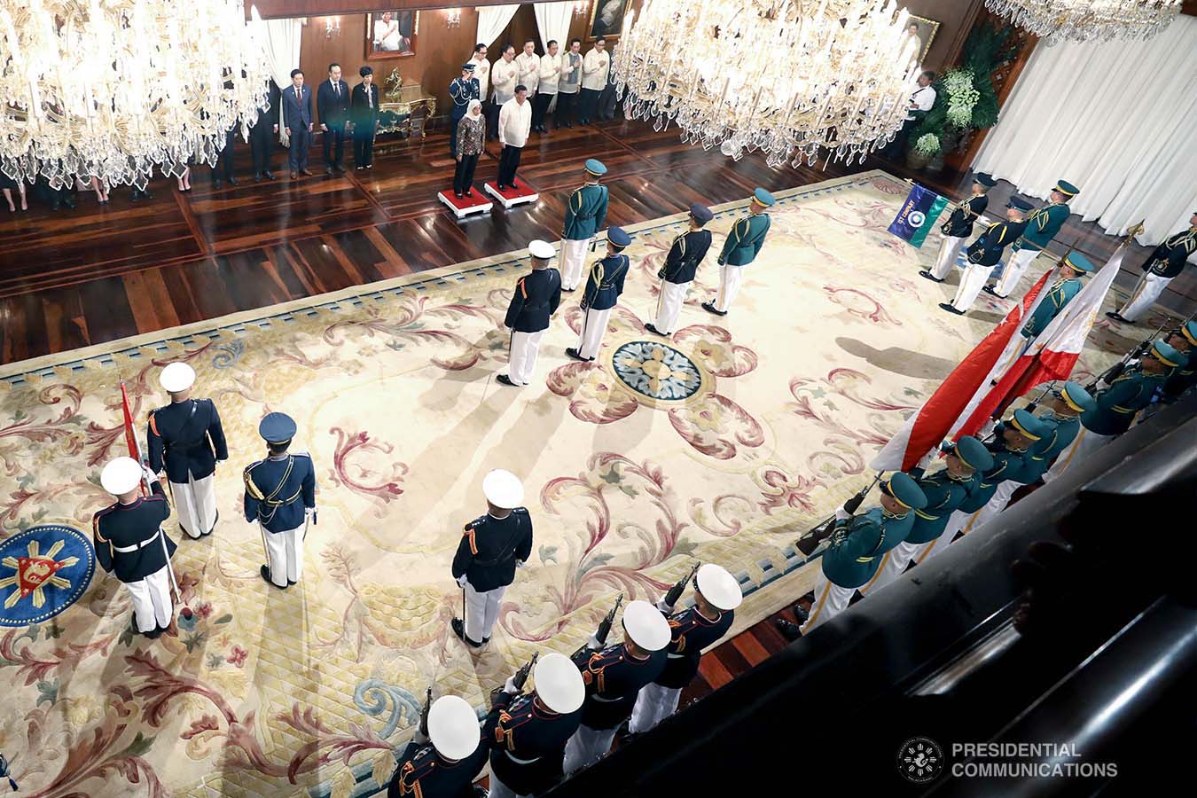 President Rodrigo Roa Duterte accompanies Republic of Singapore President Halimah Yacob as she is accorded foyer honors upon her arrival at the Malacañan Palace on September 9, 2019. SIMEON CELI JR./PRESIDENTIAL PHOTO