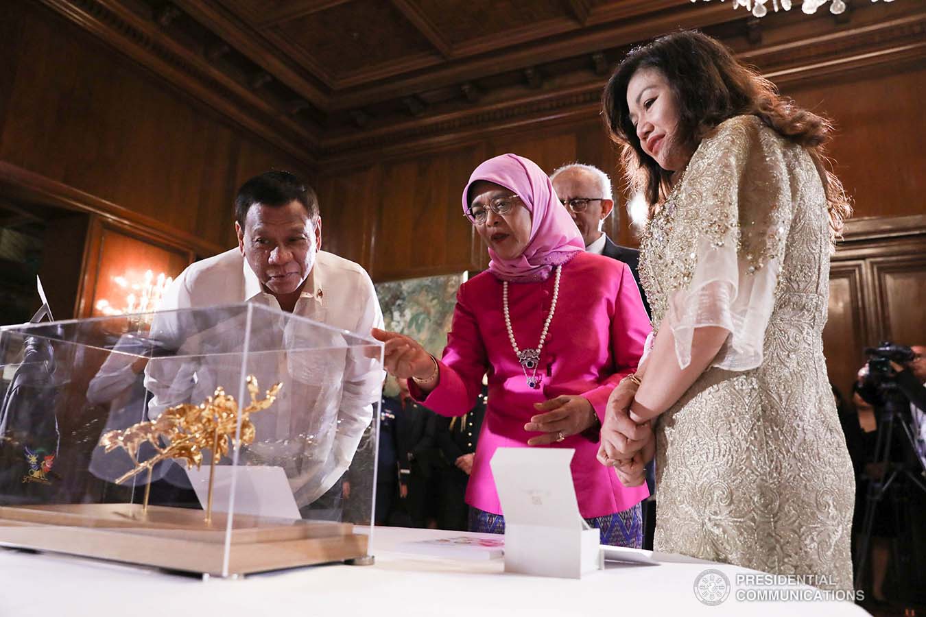 President Rodrigo Roa Duterte and his partner Honeylet Avanceña take time to appreciate the gift from Republic of Singapore President Halimah Yacob as they exchange gifts at the Malacañan Palace during her state visit to the Philippines on September 9, 2019. TOTO LOZANO/PRESIDENTIAL PHOTO