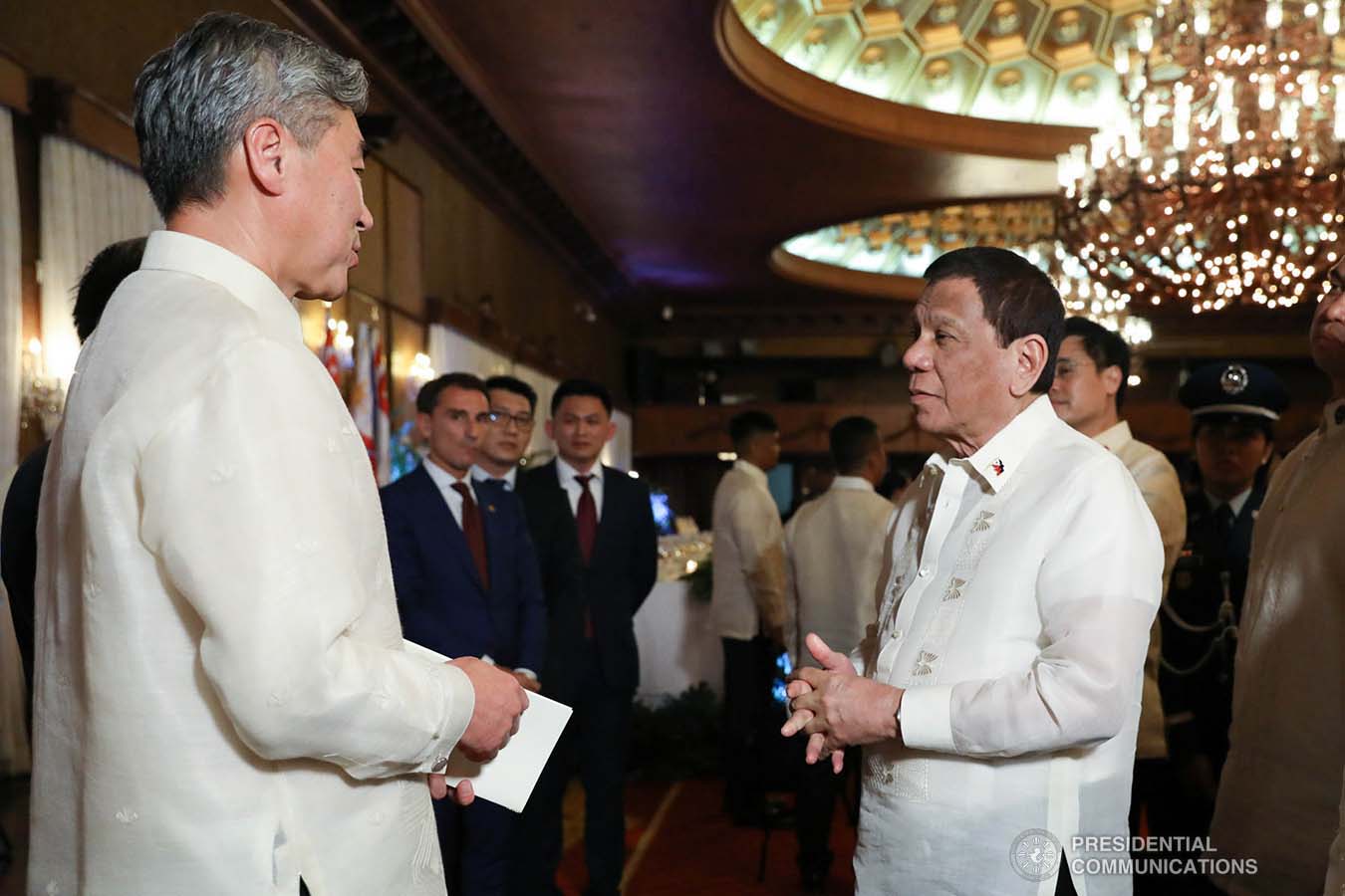 President Rodrigo Roa Duterte chats with US Ambassador to the Philippines Sung Kim on the sidelines of Republic of Singapore President Halimah Yacob's visit to the Malacañan Palace on September 9, 2019. TOTO LOZANO/PRESIDENTIAL PHOTO