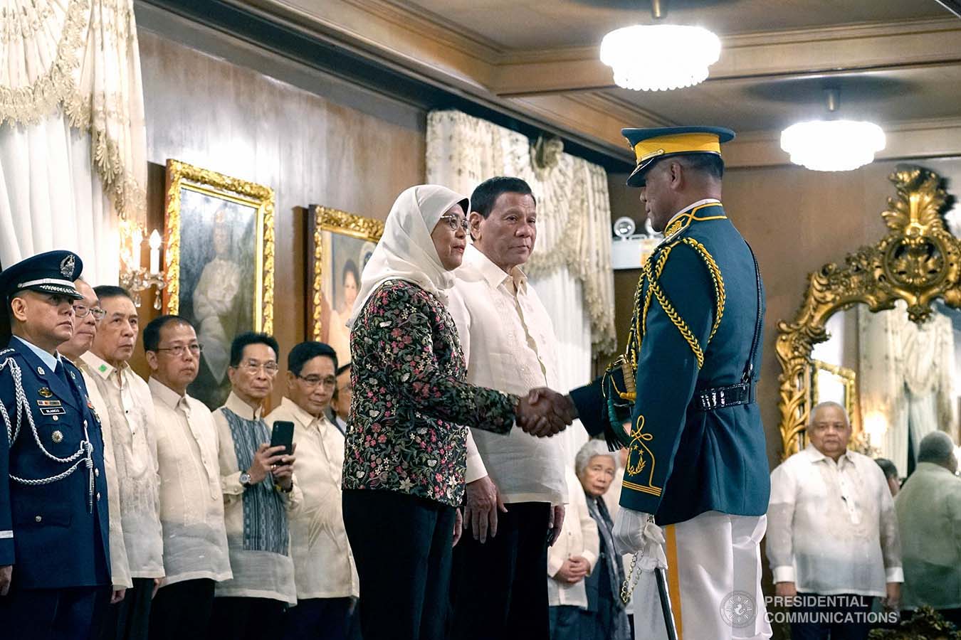 President Rodrigo Roa Duterte accompanies Republic of Singapore President Halimah Yacob as she is accorded foyer honors upon her arrival at the Malacañan Palace on September 9, 2019. KING RODRIGUEZ/PRESIDENTIAL PHOTO