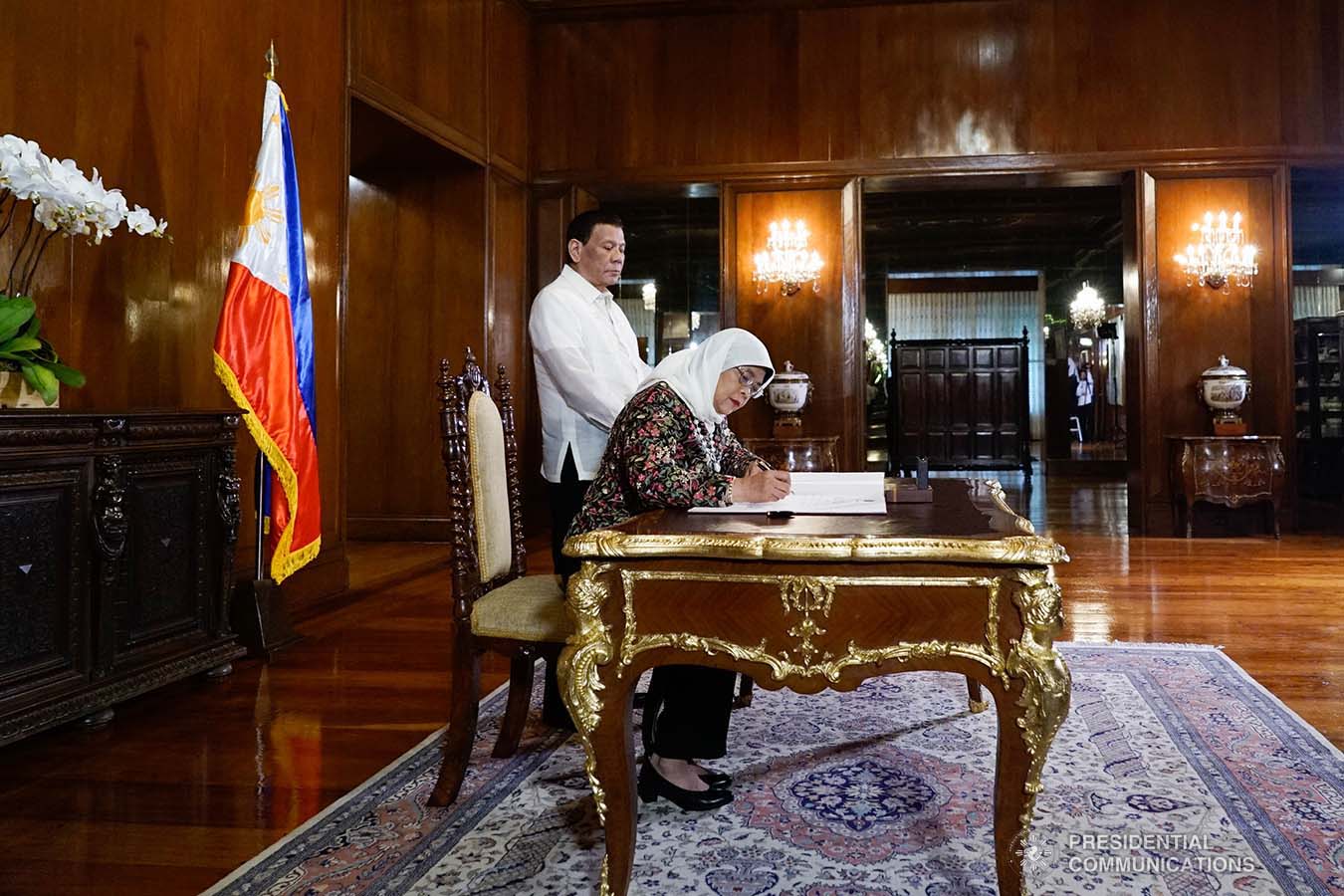 President Rodrigo Roa Duterte accompanies Republic of Singapore President Halimah Yacob as she signs the guest book upon her arrival at the Malacañan Palace on September 9, 2019. KING RODRIGUEZ/PRESIDENTIAL PHOTO