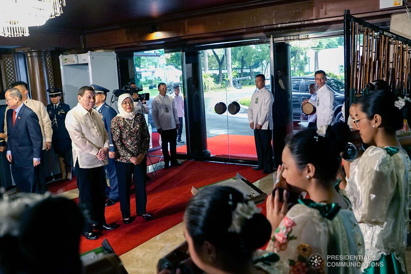 President Rodrigo Roa Duterte and Republic of Singapore President Halimah Yacob take time to appreciate the cultural performance upon her arrival at the Malacañan Palace on September 9, 2019. KING RODRIGUEZ/PRESIDENTIAL PHOTO