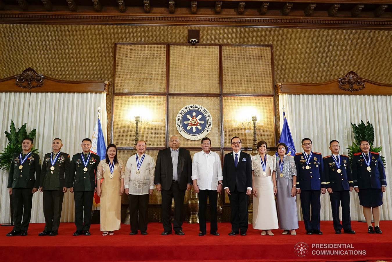 President Rodrigo Roa Duterte and Executive Secretary Salvador Medialdea pose for posterity with the officers of the Metrobank Foundation Inc. and the 2019 Metrobank Foundation Outstanding Filipinos during the meet-and-greet at the Malacañan Palace on September 5, 2019. KING RODRIGUEZ/PRESIDENTIAL PHOTO