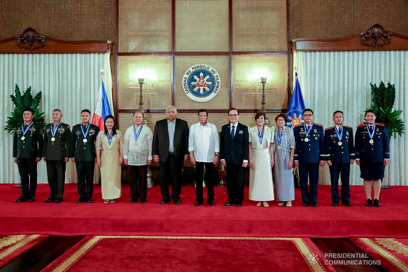 President Rodrigo Roa Duterte and Executive Secretary Salvador Medialdea pose for posterity with the officers of the Metrobank Foundation Inc. and the 2019 Metrobank Foundation Outstanding Filipinos during the meet-and-greet at the Malacañan Palace on September 5, 2019. REY BANIQUET/PRESIDENTIAL PHOTO