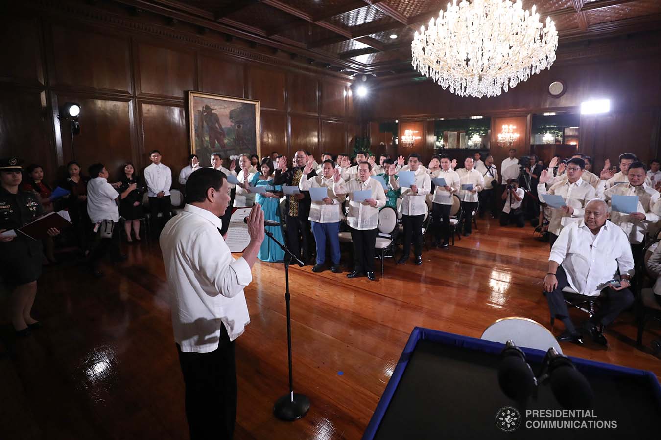 President Rodrigo Roa Duterte administers the oath to the officers of the League of Vice Governors of the Philippines during a ceremony at the Malacañan Palace on September 10, 2019. ACE MORANDANTE/PRESIDENTIAL PHOTO