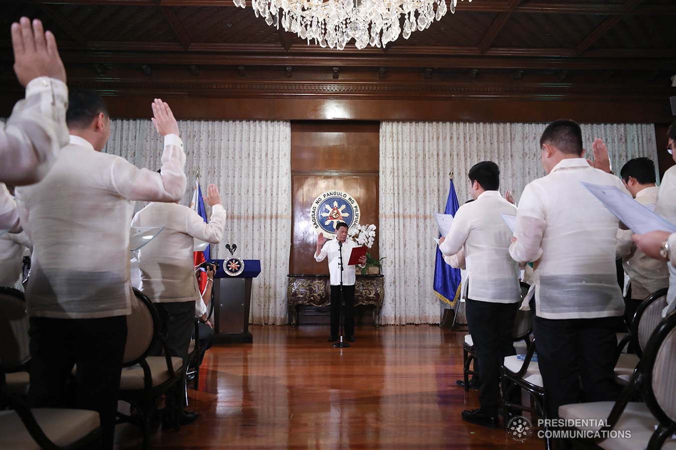 President Rodrigo Roa Duterte administers the oath to the officers of the League of Vice Governors of the Philippines during a ceremony at the Malacañan Palace on September 10, 2019. ACE MORANDANTE/PRESIDENTIAL PHOTO