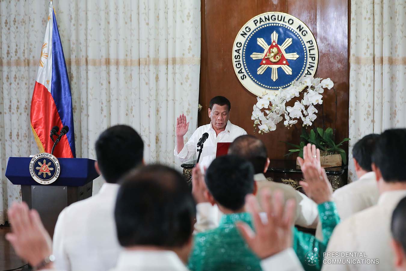 President Rodrigo Roa Duterte administers the oath to the officers of the League of Vice Governors of the Philippines during a ceremony at the Malacañan Palace on September 10, 2019. ALFRED FRIAS/PRESIDENTIAL PHOTO